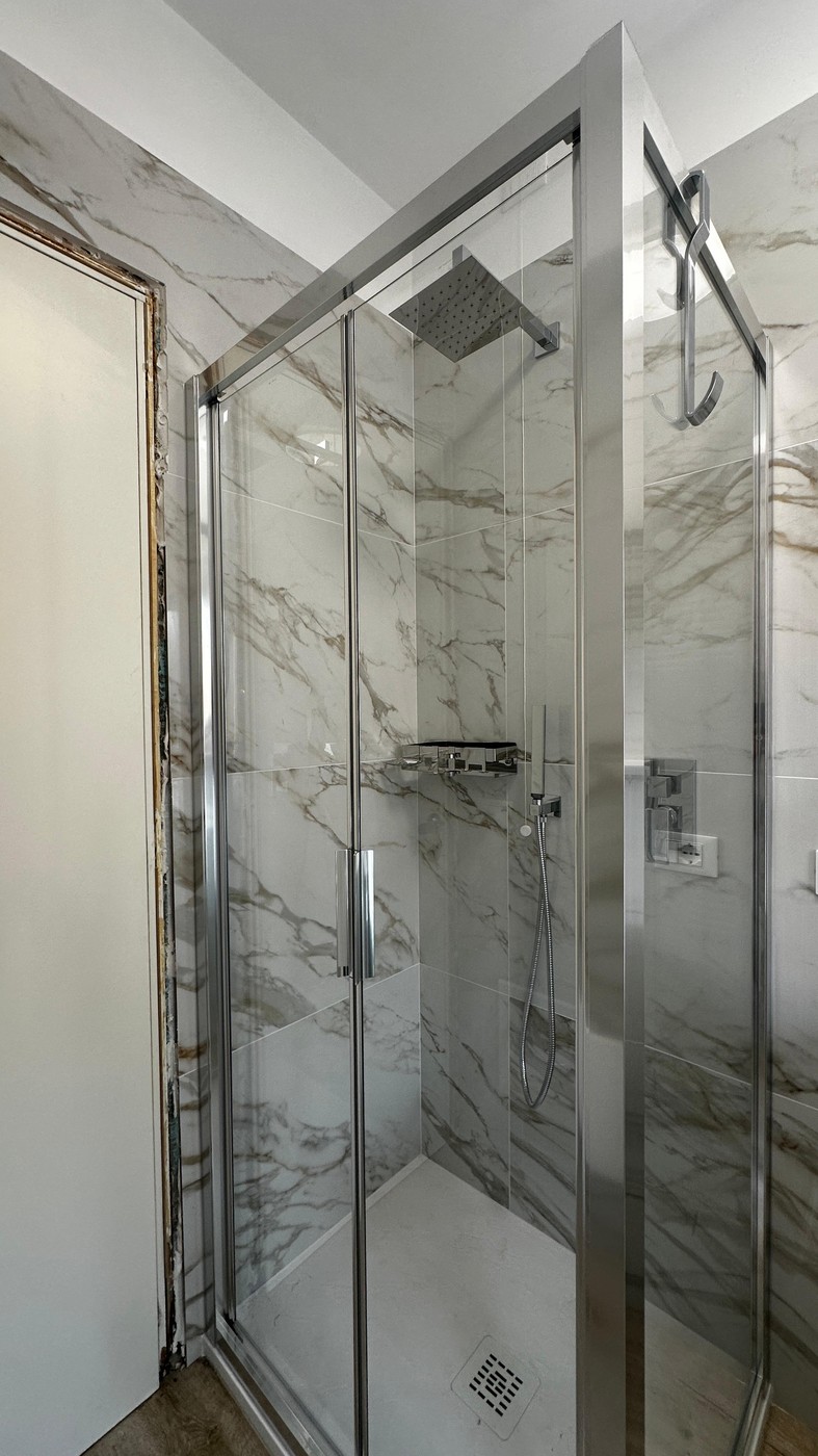 Box doccia rivestita in gres effetto marmo calacatta bianco oro — rifacimento bagno Senigallia 2026