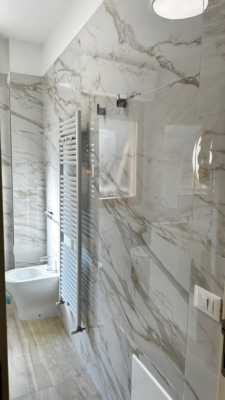 Scaldasalviette cromato di design e bidet sospeso — bagno calacatta Senigallia