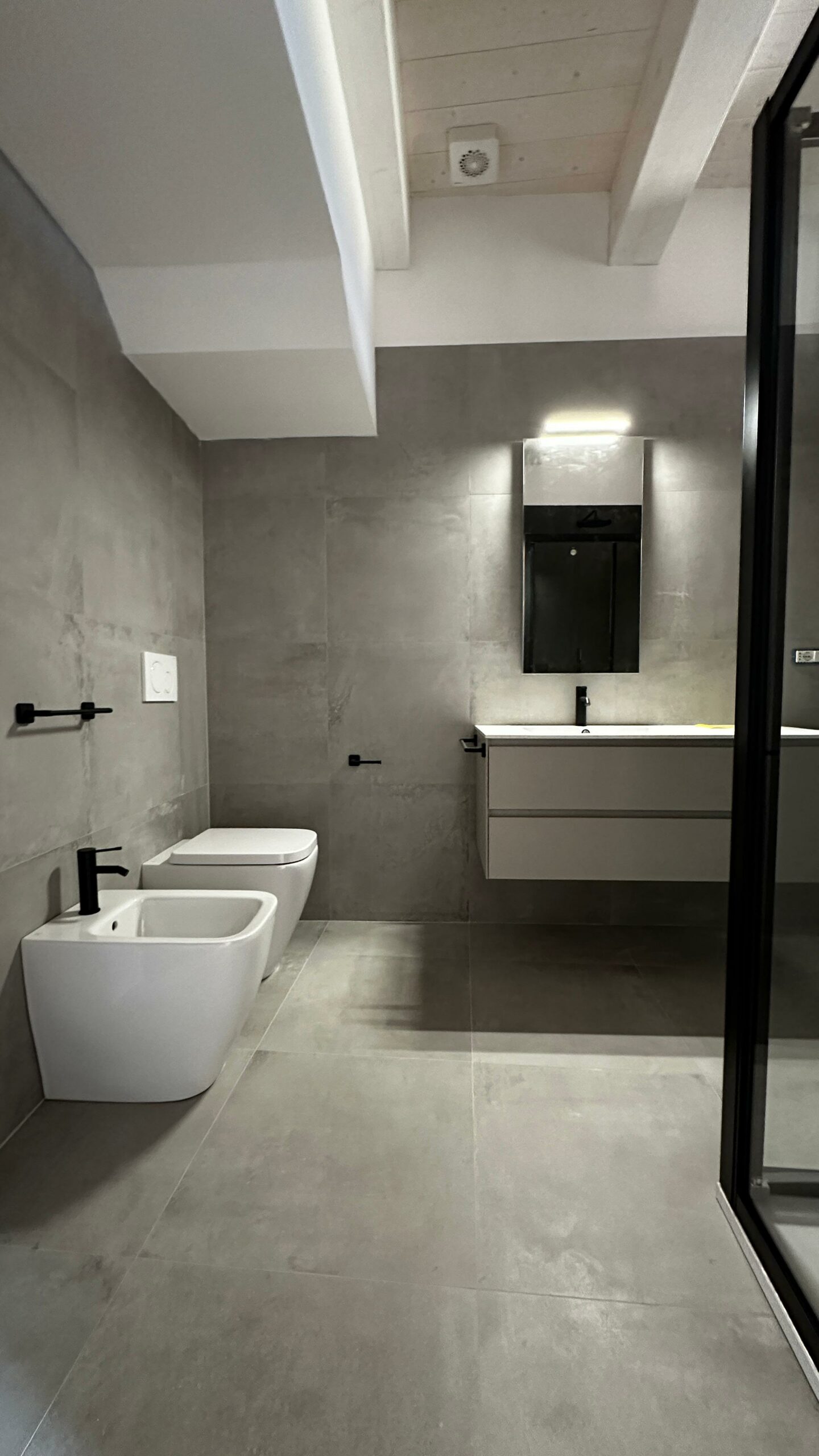 Ristrutturazione bagno a Trecastelli — bagno moderno grigio con doccia Fratelli Venturi