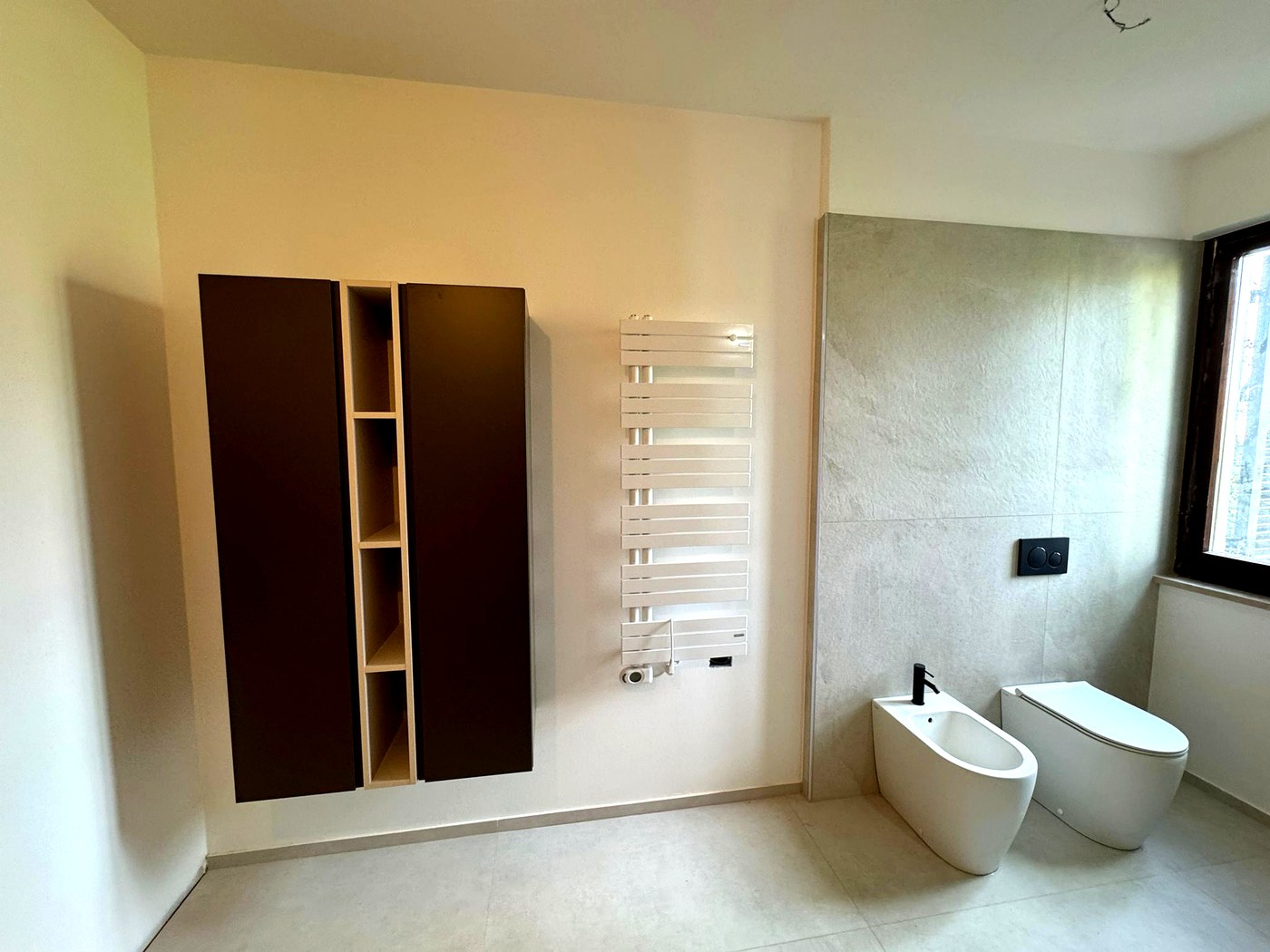 WC e bidet a terra con colonna sospesa tortora e scaldasalviette — arredo bagno Barbara