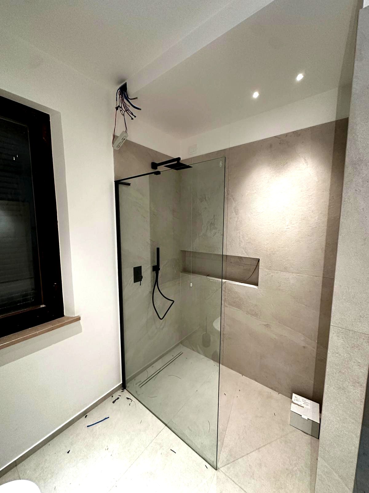 Box doccia walk-in con profilo nero opaco e soffione a pioggia a filo soffitto — Barbara