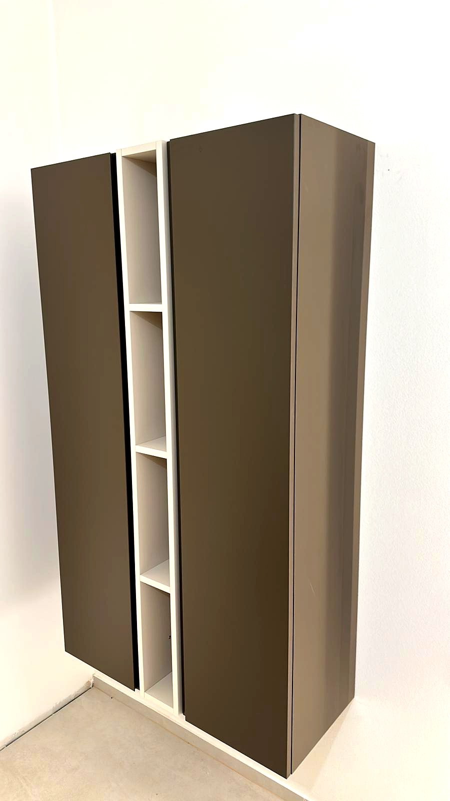 Mobile bagno con colonna sospesa in finitura tortora — finiture nere opache appartamento Barbara