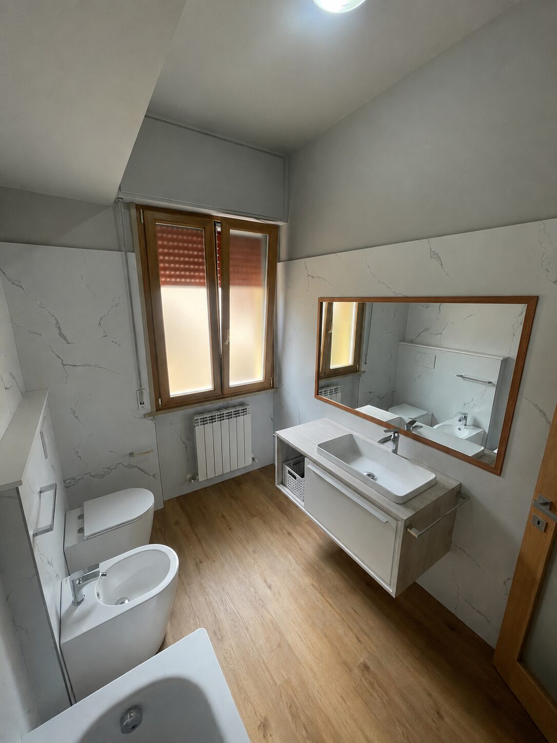Rivestimento SPC Wall Stone effetto Marmo Carrara applicato sopra le piastrelle esistenti &mdash; nessuna demolizione