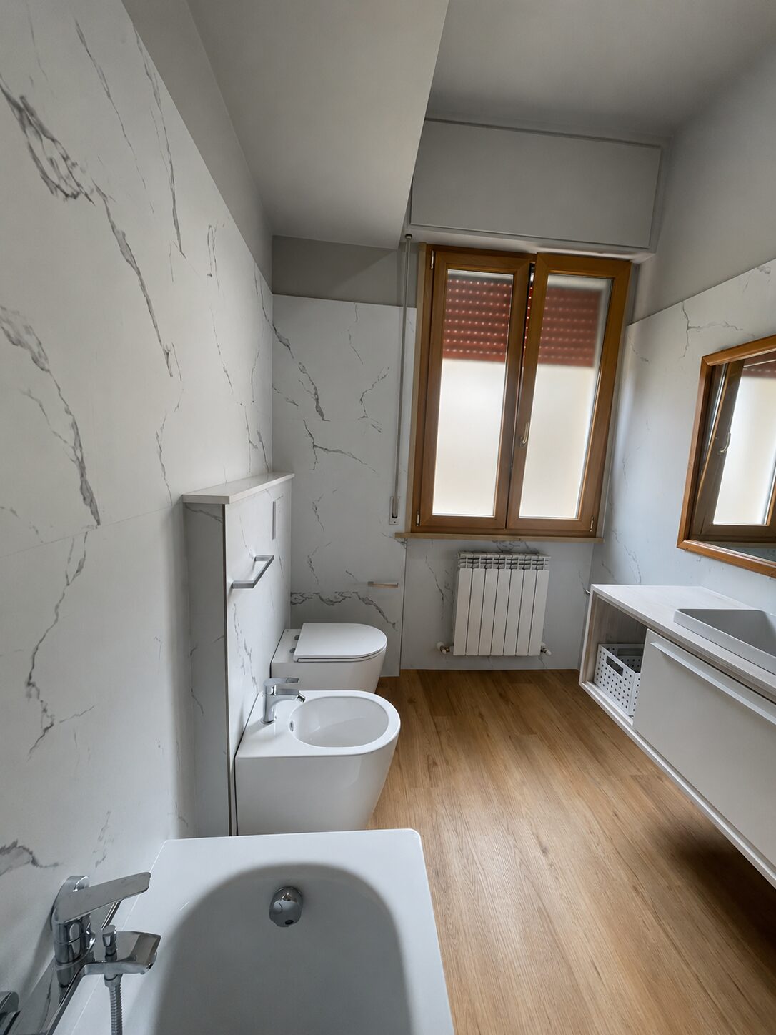 Vista d'insieme del bagno rinnovato con tecnica SPC overlay — Ostra Vetere