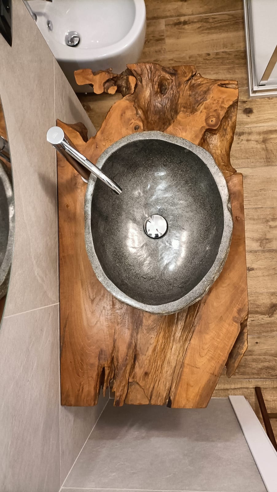 Dettaglio lavabo in ciottolo di fiume su piano legno bordo naturale — rifacimento bagno Fratelli Venturi Arcevia