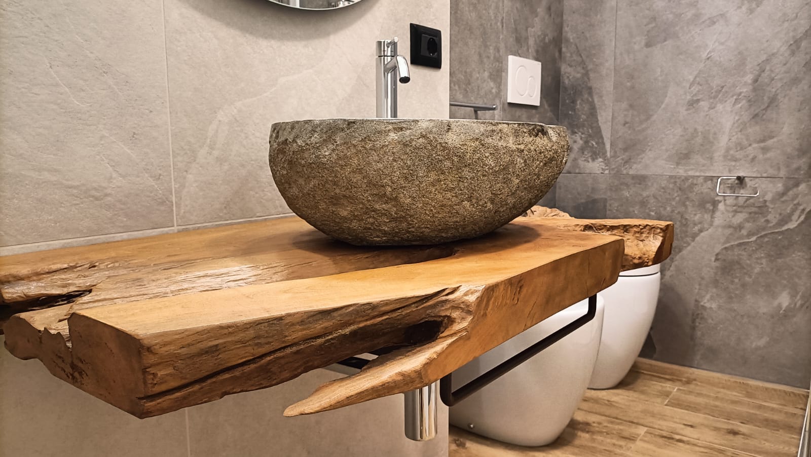 Ristrutturazione bagno Arcevia lavabo pietra piano live-edge Fratelli Venturi