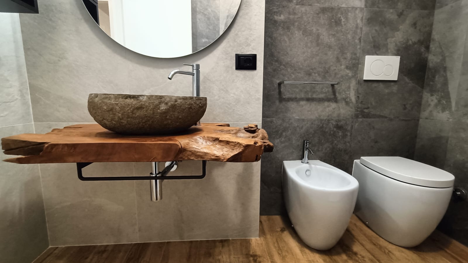 Bagno ristrutturato con WC e bidet a terra, pavimento gres effetto legno — Arcevia 2026