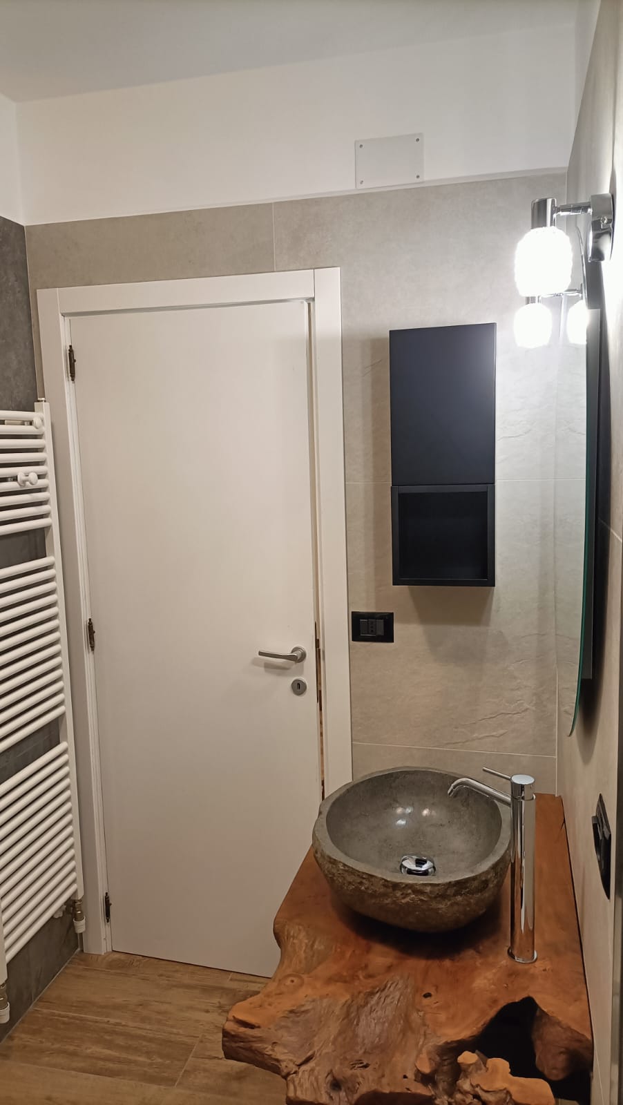 Scaldasalviette bianco e colonna pensile nera opaca con lavabo in pietra naturale — Fratelli Venturi