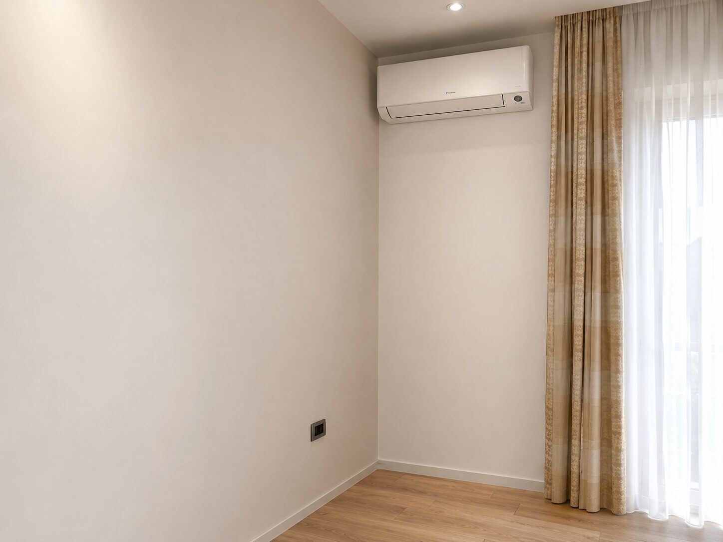 Climatizzatore Daikin A++ installato a Corinaldo — mono-split inverter con canalina in rame su misura — Fratelli Venturi