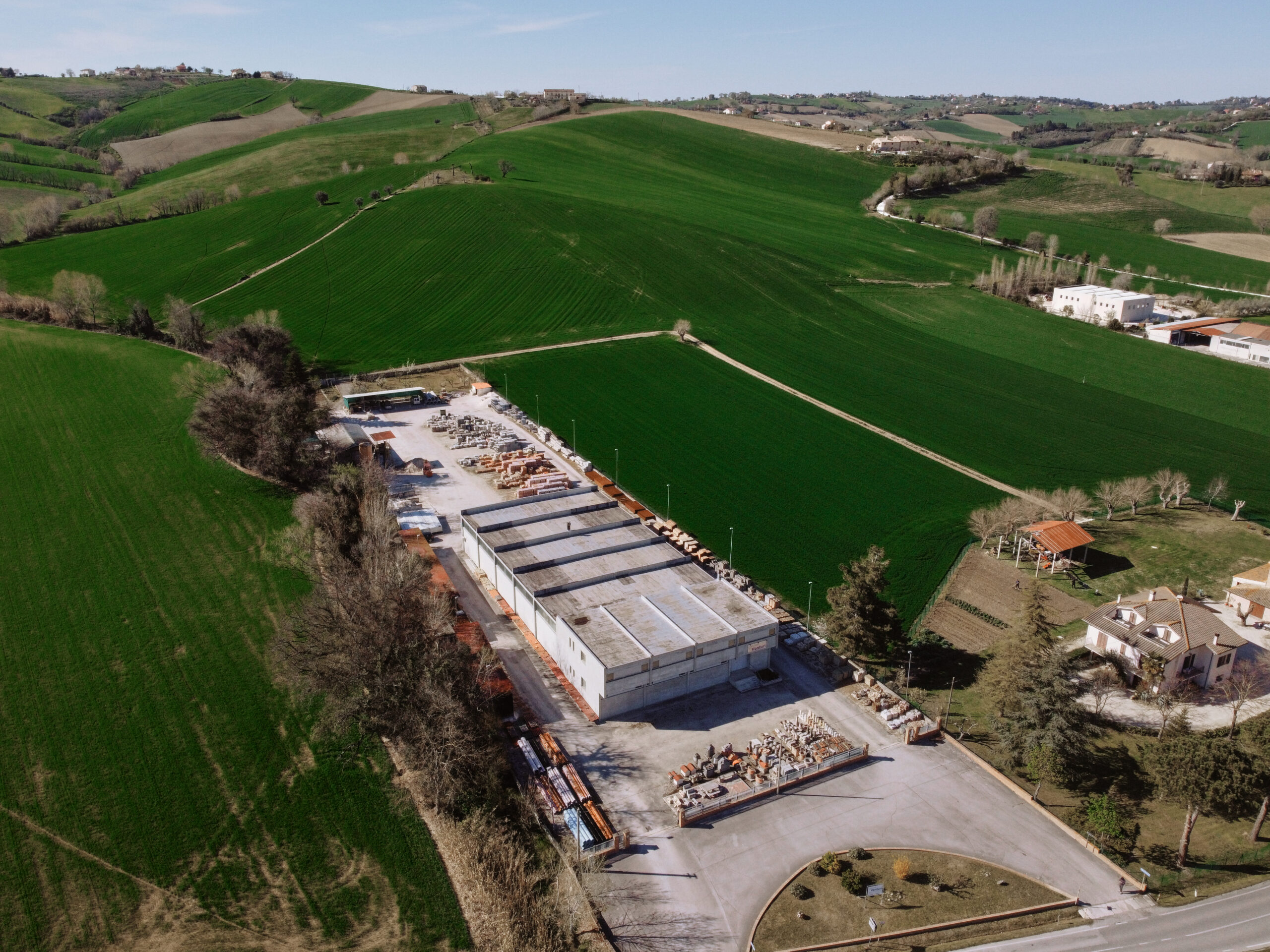 Magazzino edilizia Fratelli Venturi a Corinaldo (AN) — Vista aerea del polo materiali da costruzione