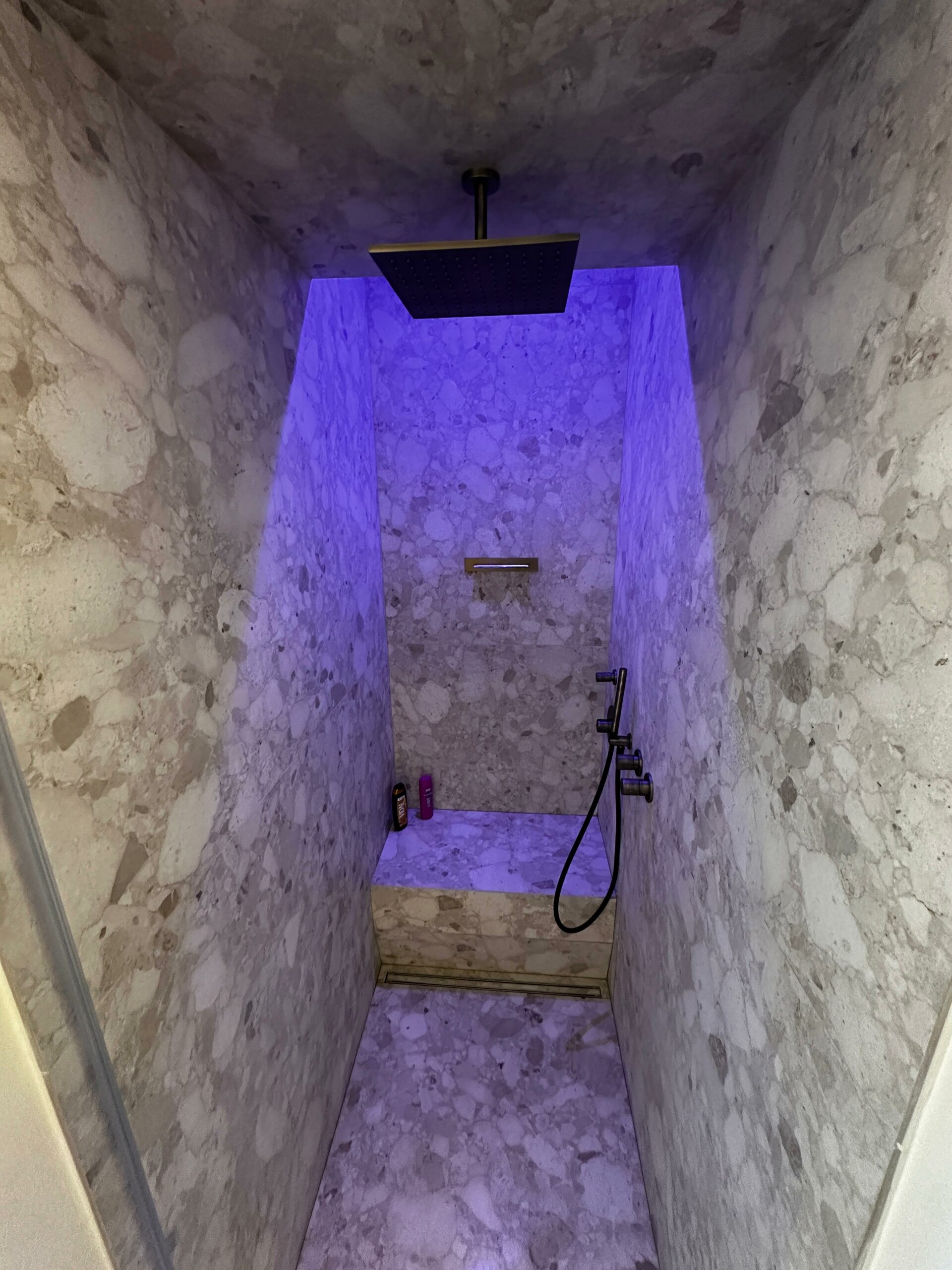Doccia con soffione a cascata in ferro anticato Bongio e LED viola &mdash; ristrutturazione due bagni premium Senigallia centro 2026, Fratelli Venturi