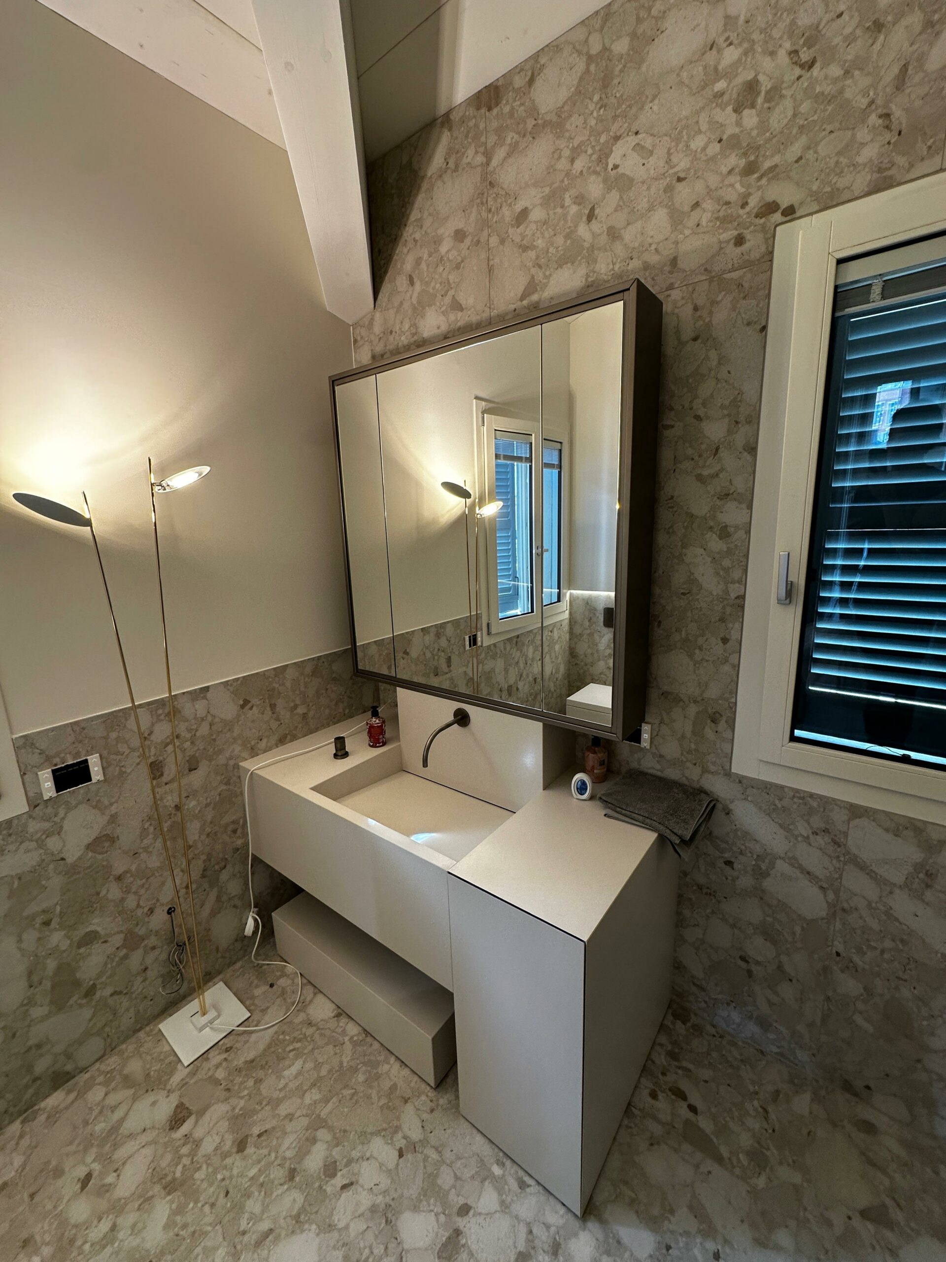 Lavabo integrato su misura con mobile sottolavabo, rubinetto a parete Bongio ferro anticato e specchio contenitore LED