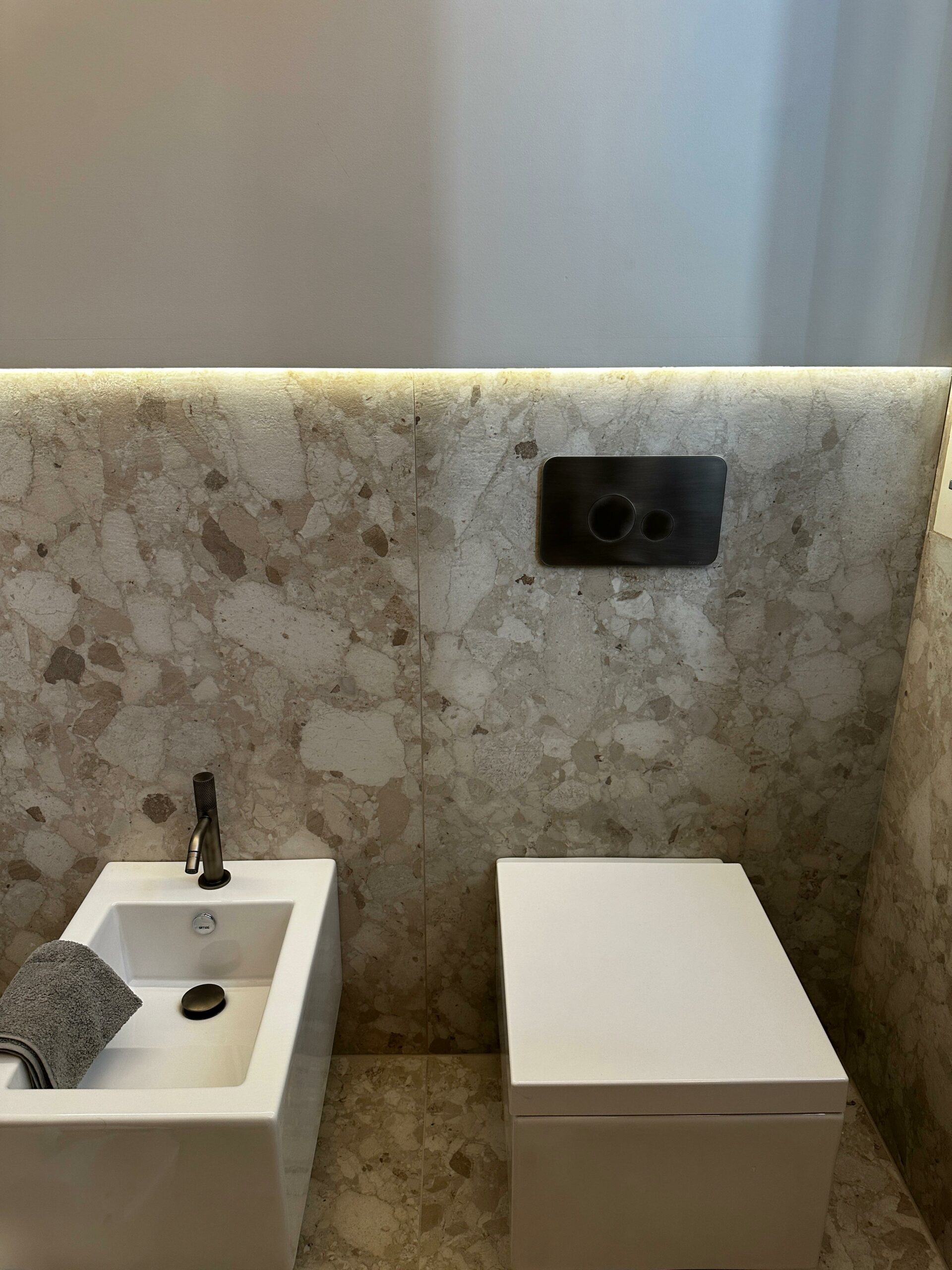 Sanitari sospesi Simas Frozen WC e bidet con rubinetteria Bongio ferro anticato e rivestimento gres &mdash; Senigallia 2026