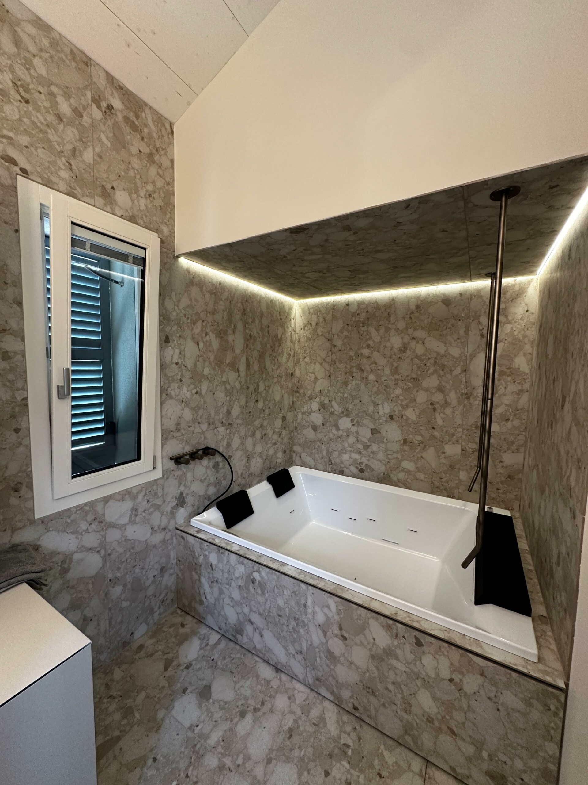 Vasca idromassaggio Novellini Divina Dual incassata nel gres con LED ambientali e soffione a cascata ferro anticato &mdash; Senigallia