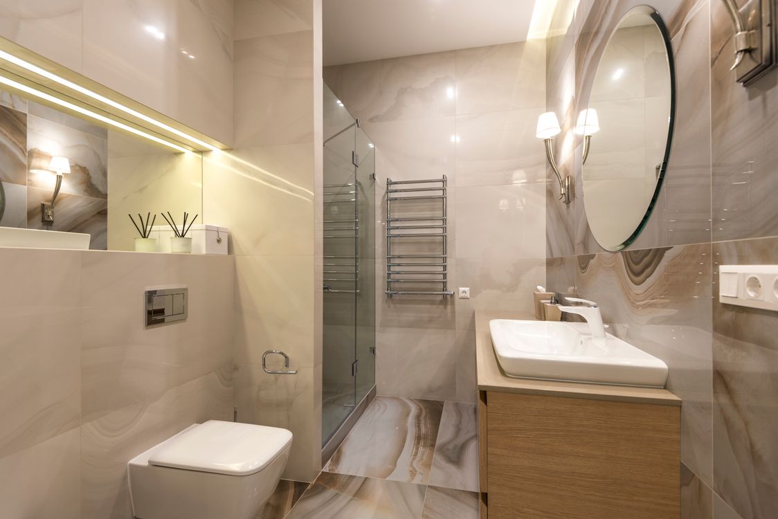 Bagno moderno con marmo, grande specchio e sanitari di design