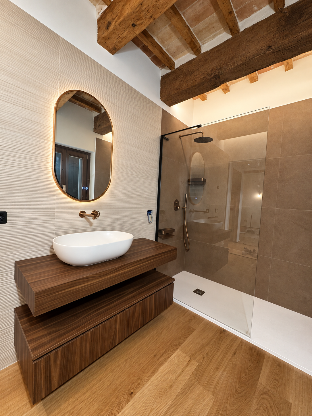 Ristrutturazione bagno rose gold — walk-in doccia con piatto bianco ardesia ultra slim e trattamento anticalcare — Fratelli Venturi