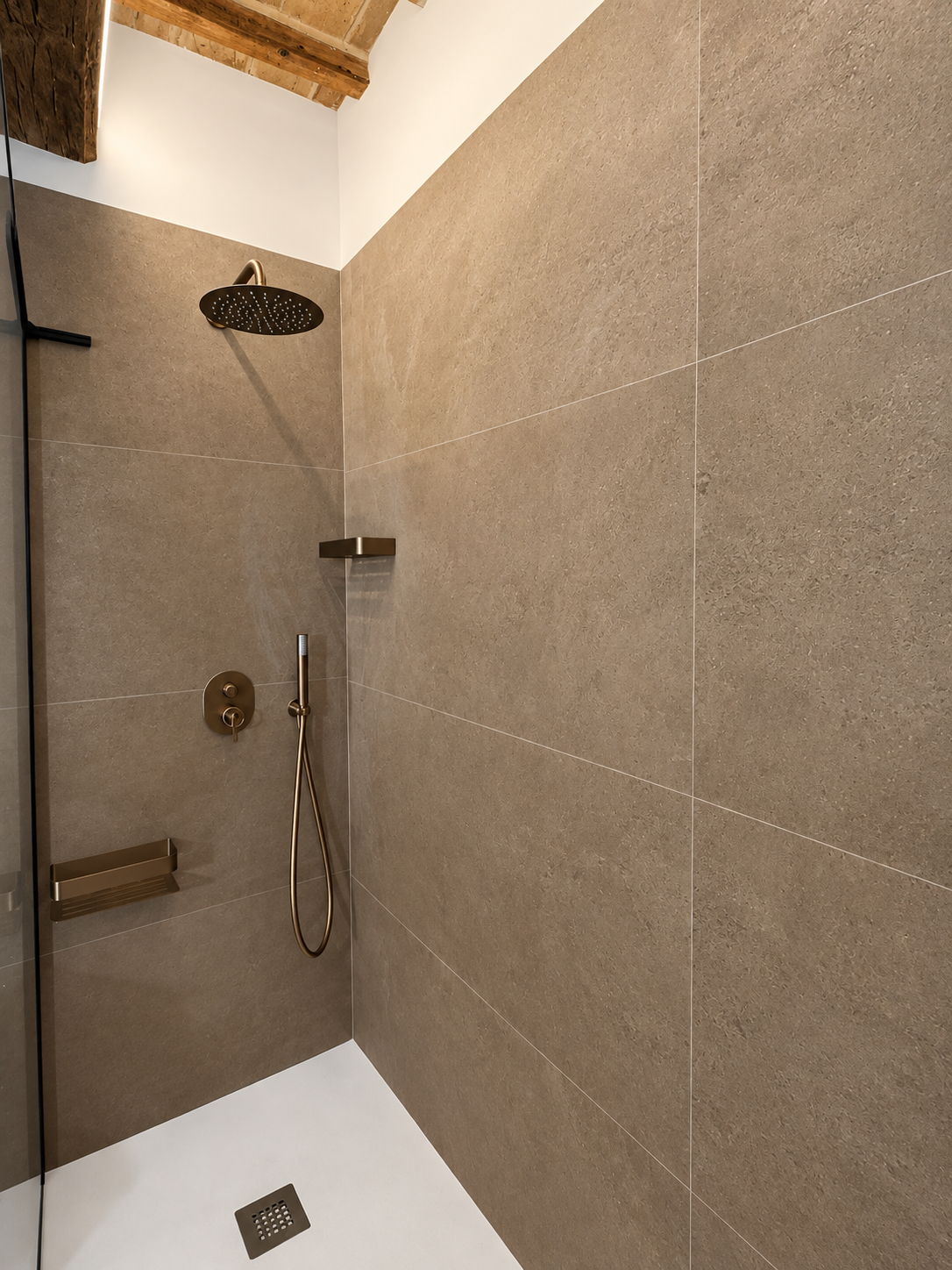 Ristrutturazione bagno rose gold — rivestimento grande formato Energie Ker e accessori brushed rose gold coordinati — Fratelli Venturi